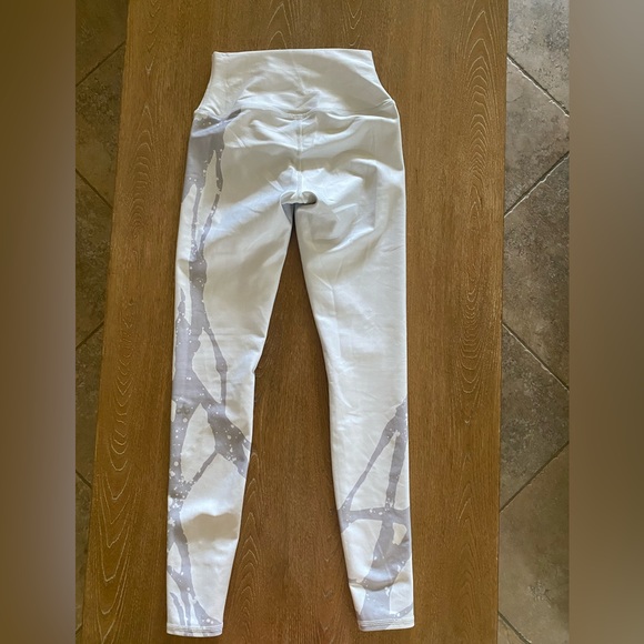 Alo High-waist Airlift Leggings white with silver design - Picture 3 of 7